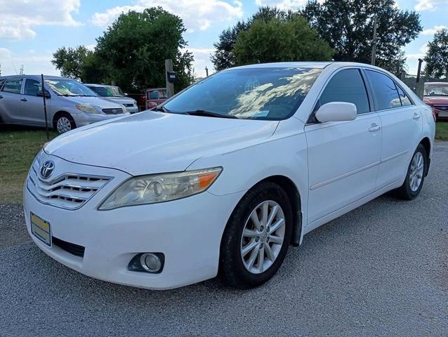 Photo of 2010 Super White Toyota Camry