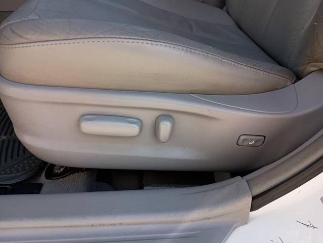 Photo of 2010 Super White Toyota Camry