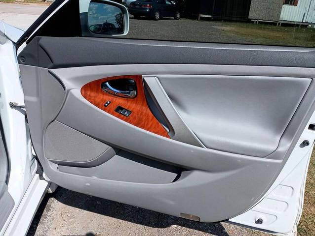 Photo of 2010 Super White Toyota Camry