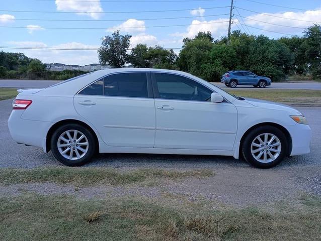 Photo of 2010 Super White Toyota Camry