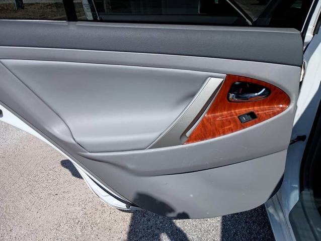 Photo of 2010 Super White Toyota Camry