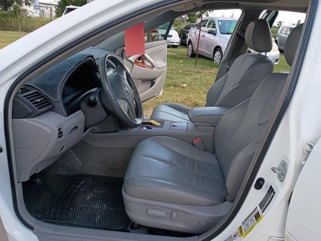 Photo of 2010 Super White Toyota Camry