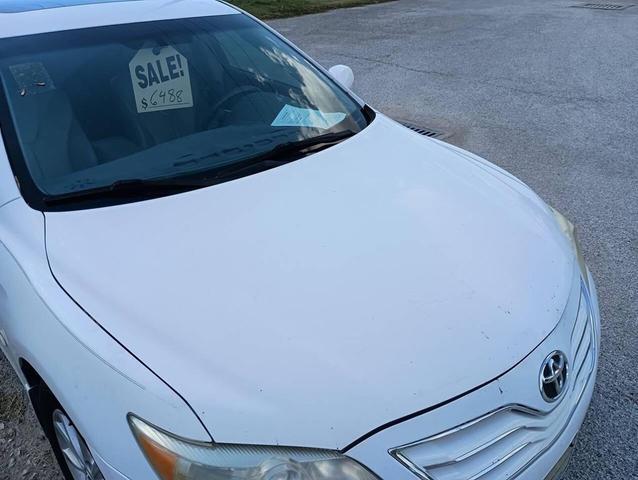 Photo of 2010 Super White Toyota Camry