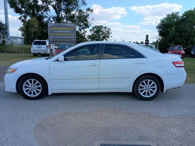 Photo of 2010 Super White Toyota Camry