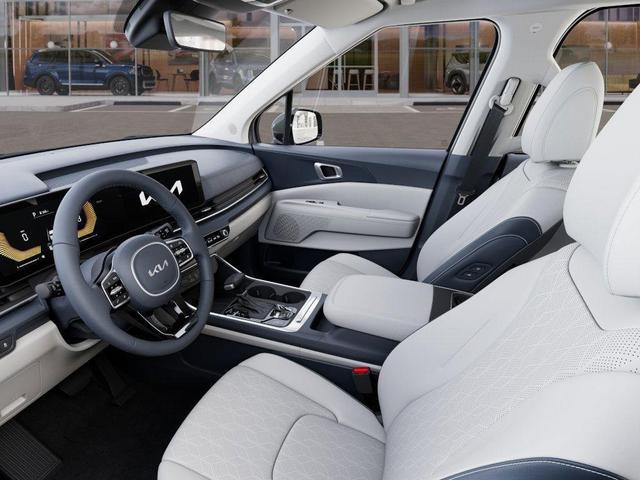 Photo of 2025 Silver Kia Carnival