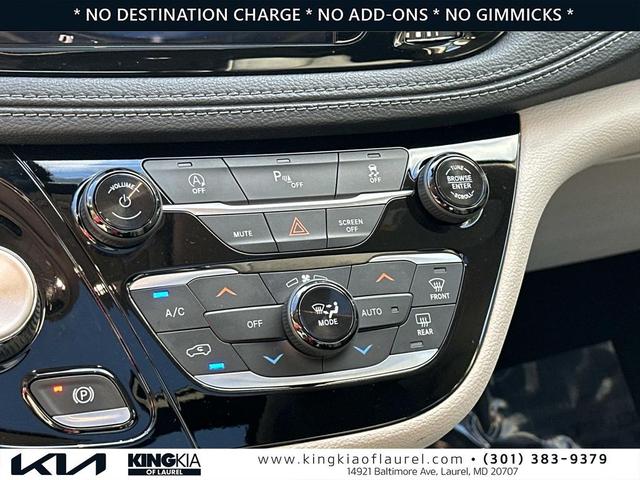 Photo of 2020 Granite Crystal Metallic Clearcoat Chrysler Pacifica