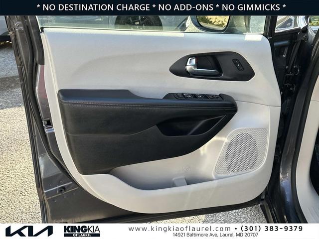 Photo of 2020 Granite Crystal Metallic Clearcoat Chrysler Pacifica