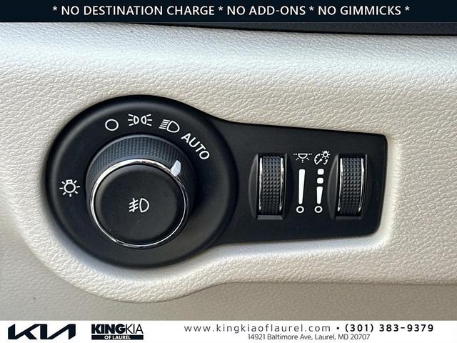 Photo of 2020 Granite Crystal Metallic Clearcoat Chrysler Pacifica