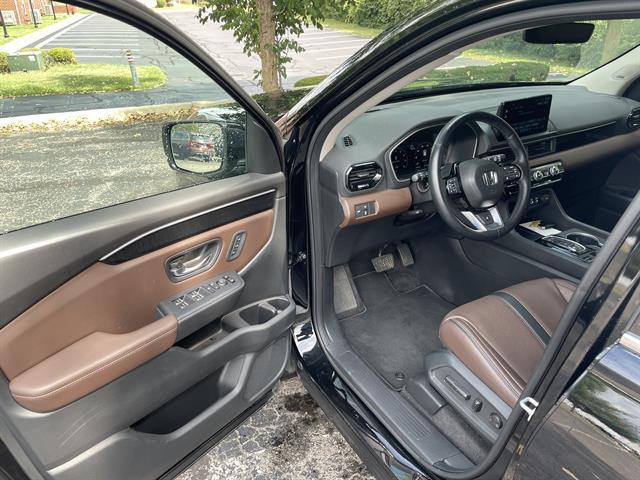 Photo of 2023 Crystal Black Pearl Honda Pilot