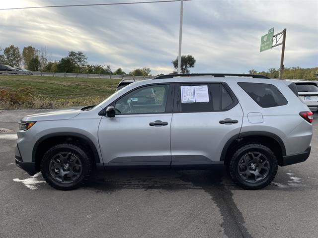 Photo of 2025 Lunar Silver Metallic Honda Pilot