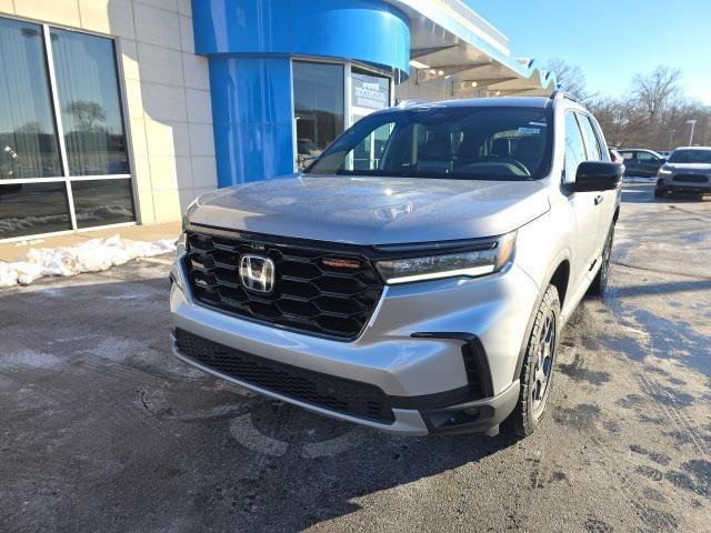 Photo of 2025 Lunar Silver Metallic Honda Pilot