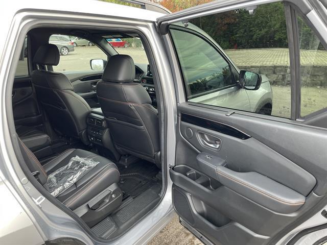 Photo of 2025 Lunar Silver Metallic Honda Pilot
