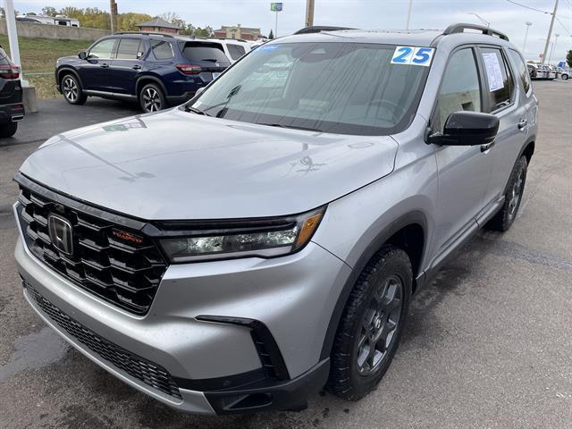 Photo of 2025 Lunar Silver Metallic Honda Pilot