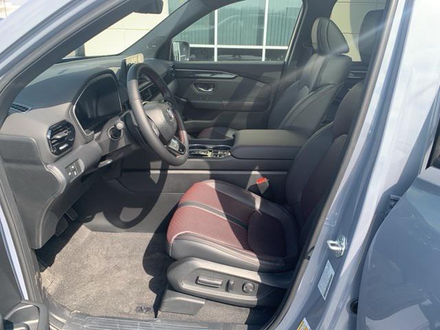 Photo of 2025 Sonic Gray Pearl Honda Pilot