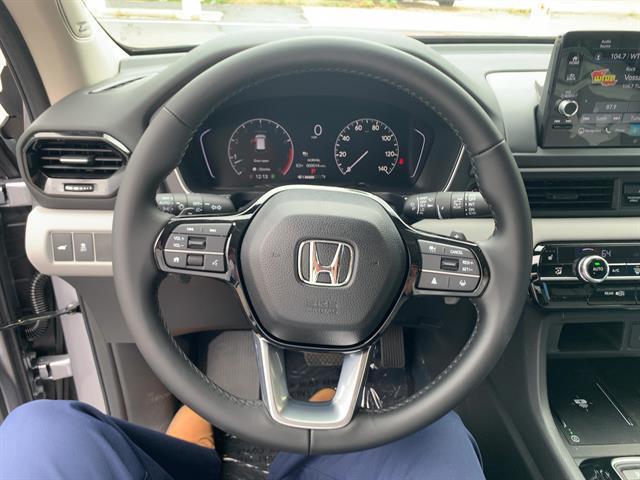 Photo of 2025 Lunar Silver Metallic Honda Pilot