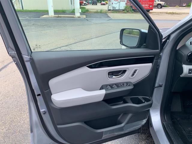 Photo of 2025 Lunar Silver Metallic Honda Pilot