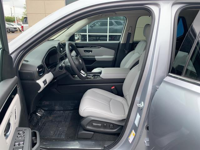Photo of 2025 Lunar Silver Metallic Honda Pilot