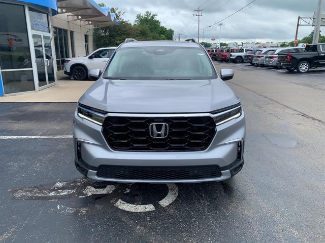 Photo of 2025 Lunar Silver Metallic Honda Pilot