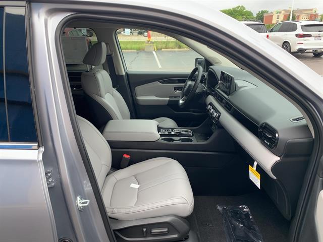 Photo of 2025 Lunar Silver Metallic Honda Pilot