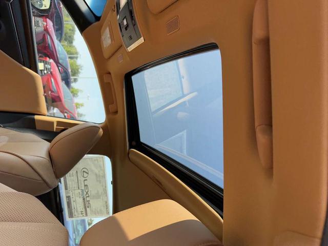 Photo of 2025 Moonbeam Beige Metallic Lexus ES 300h