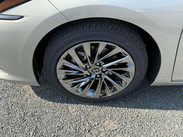 Photo of 2025 Moonbeam Beige Metallic Lexus ES 300h