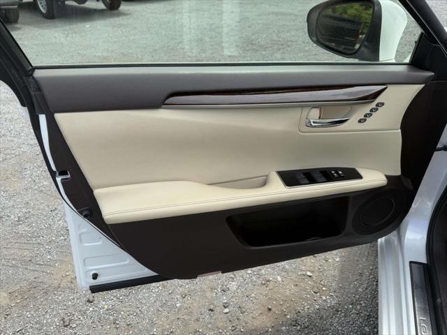 Photo of 2017 Eminent White Pearl Lexus ES 350