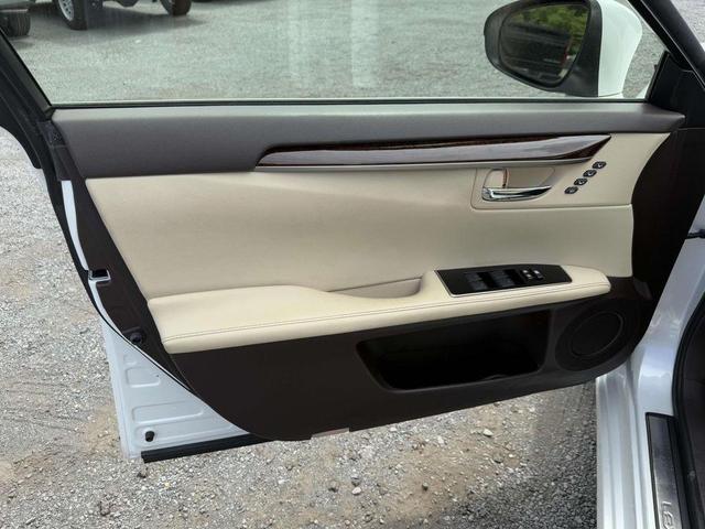 Photo of 2017 Eminent White Pearl Lexus ES 350