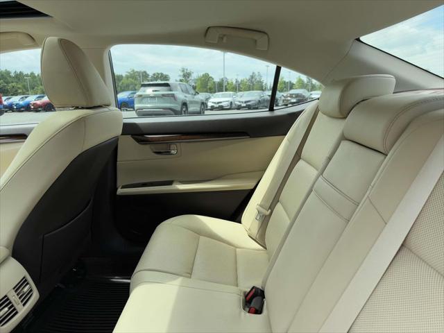 Photo of 2017 Eminent White Pearl Lexus ES 350