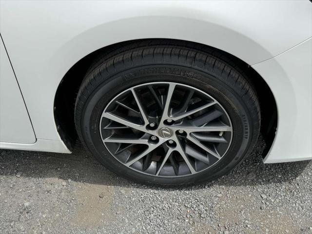 Photo of 2017 Eminent White Pearl Lexus ES 350