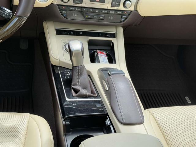 Photo of 2017 Eminent White Pearl Lexus ES 350