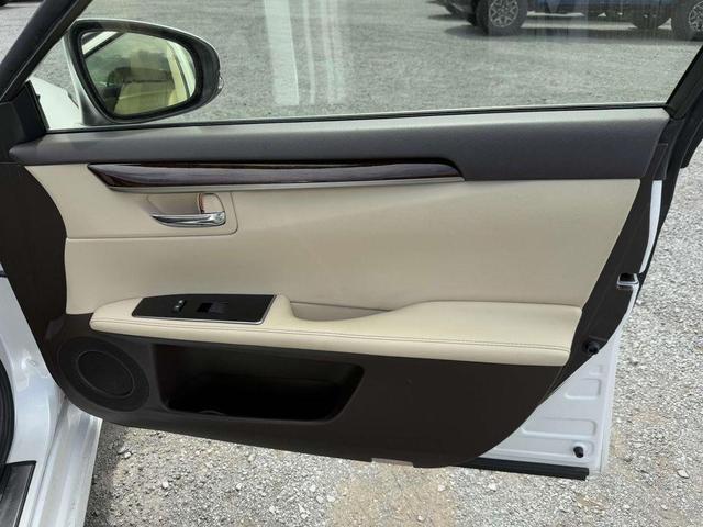 Photo of 2017 Eminent White Pearl Lexus ES 350