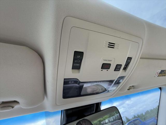 Photo of 2017 Eminent White Pearl Lexus ES 350
