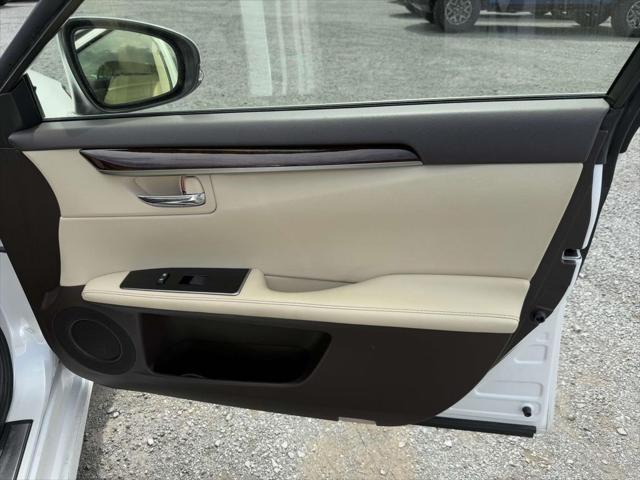 Photo of 2017 Eminent White Pearl Lexus ES 350