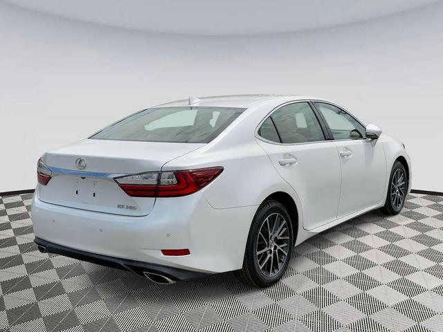 Photo of 2017 Eminent White Pearl Lexus ES 350