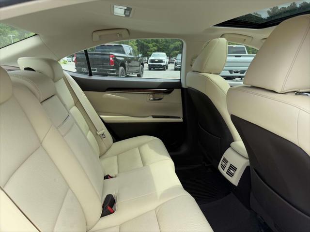 Photo of 2017 Eminent White Pearl Lexus ES 350