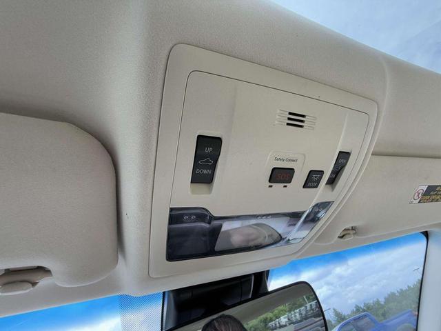 Photo of 2017 Eminent White Pearl Lexus ES 350