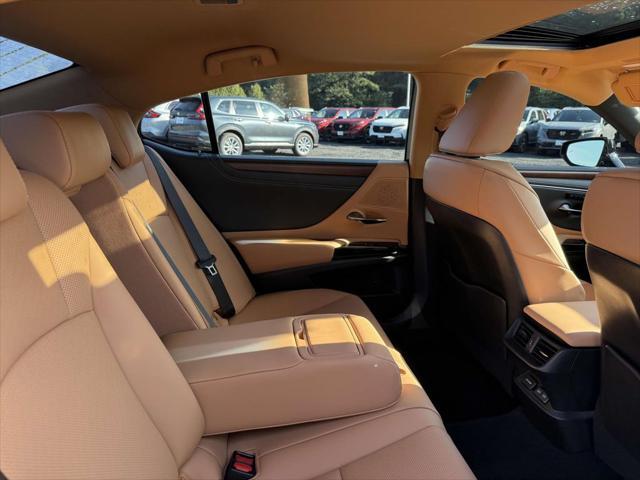 Photo of 2024 Obsidian Lexus ES 350