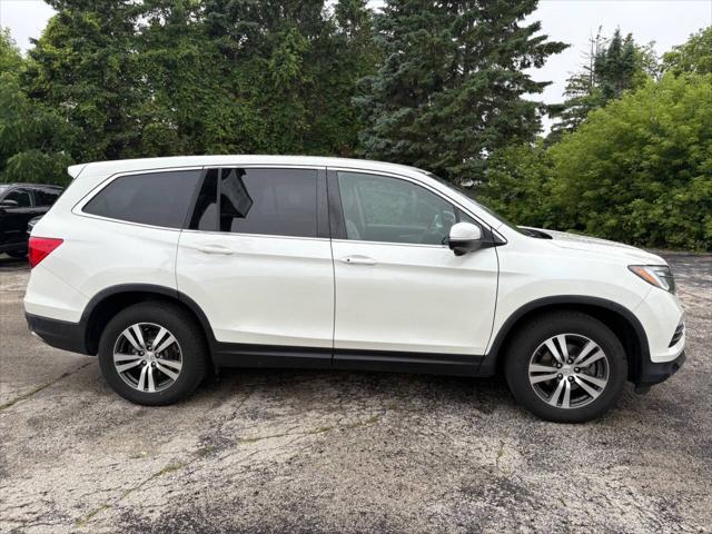 Photo of 2016 White Diamond Pearl Honda Pilot