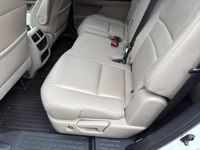 Photo of 2016 White Diamond Pearl Honda Pilot