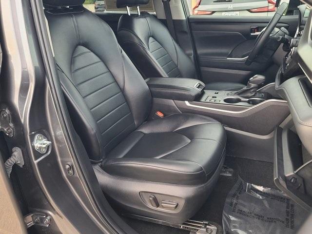 Photo of 2023 Gray Toyota Highlander