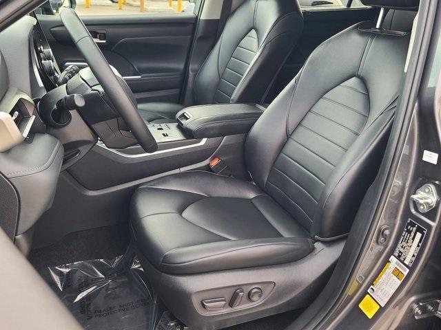 Photo of 2023 Gray Toyota Highlander