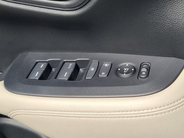 Photo of 2025 Platinum White Pearl Honda HR-V