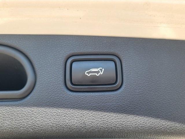 Photo of 2016 Winter White Hyundai TUCSON