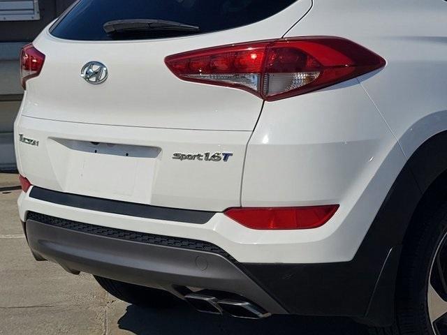 Photo of 2016 Winter White Hyundai TUCSON