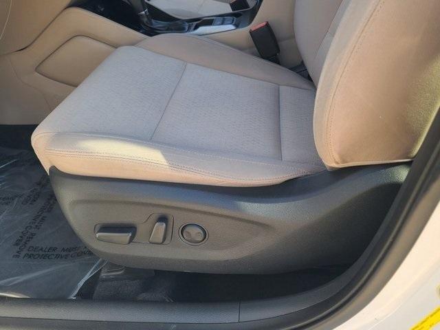 Photo of 2016 Winter White Hyundai TUCSON