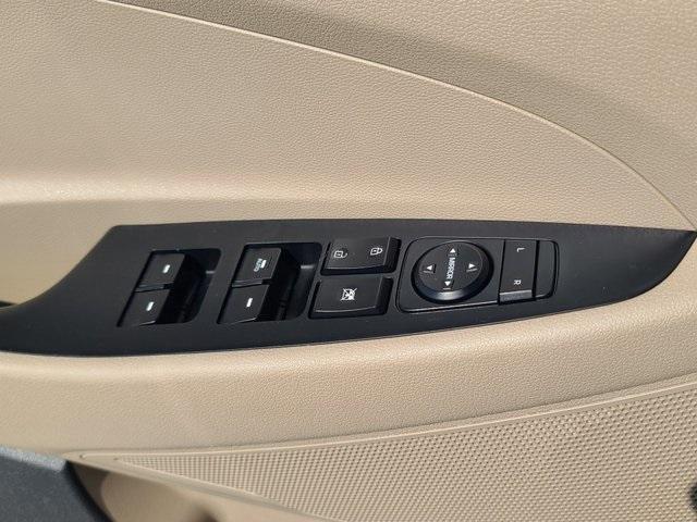 Photo of 2016 Winter White Hyundai TUCSON