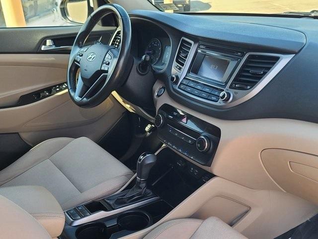 Photo of 2016 Winter White Hyundai TUCSON