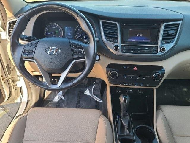 Photo of 2016 Winter White Hyundai TUCSON