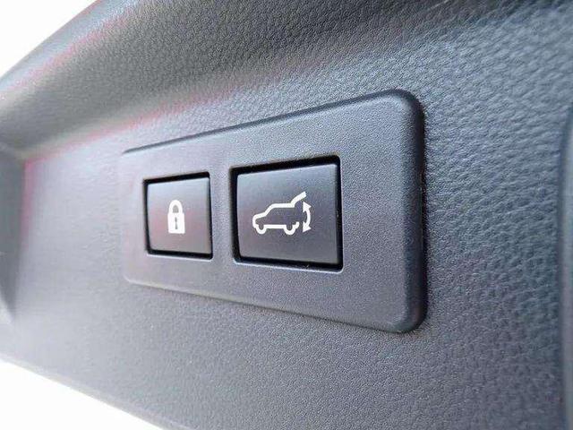 Photo of 2023 Crystal White Pearl Subaru Forester