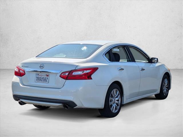 Photo of 2016 Pearl White Nissan Altima